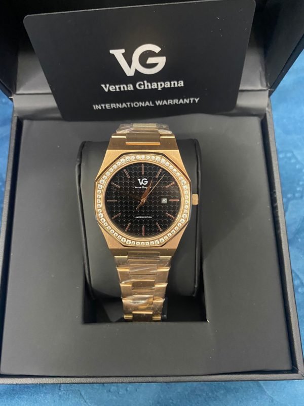⁦Women's watch encrusted with crystal⁩ - الصورة ⁦3⁩